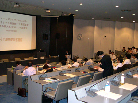 ５月22日に東京で行われた、受け入れ希望機関への説明会の様子
