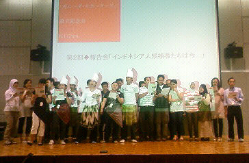 インドネシアで（なぜか）流行の「心の友」（五輪真弓）を歌う候補者たち