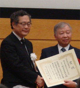 表彰状を授与される栃木県医師会会長の太田照男さん（右）