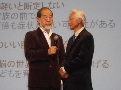 中村さん（右）を紹介する鎌田さん